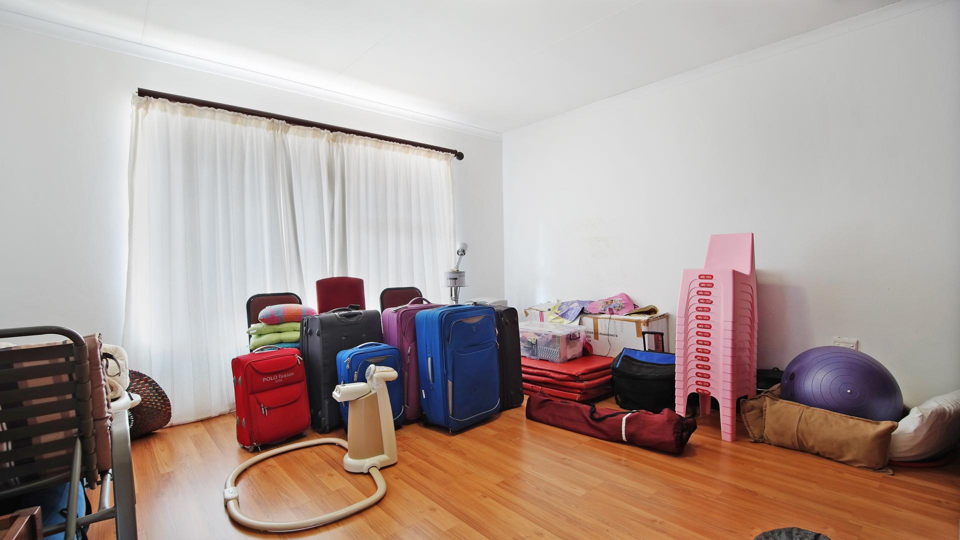 Bed Room 3 - 20 square meters of property in Constantia Glen