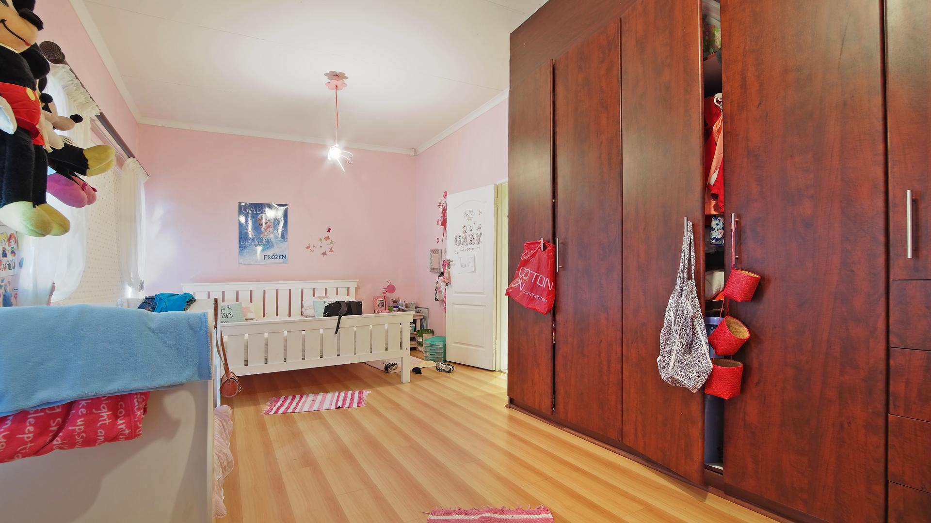 Bed Room 2 - 35 square meters of property in Constantia Glen