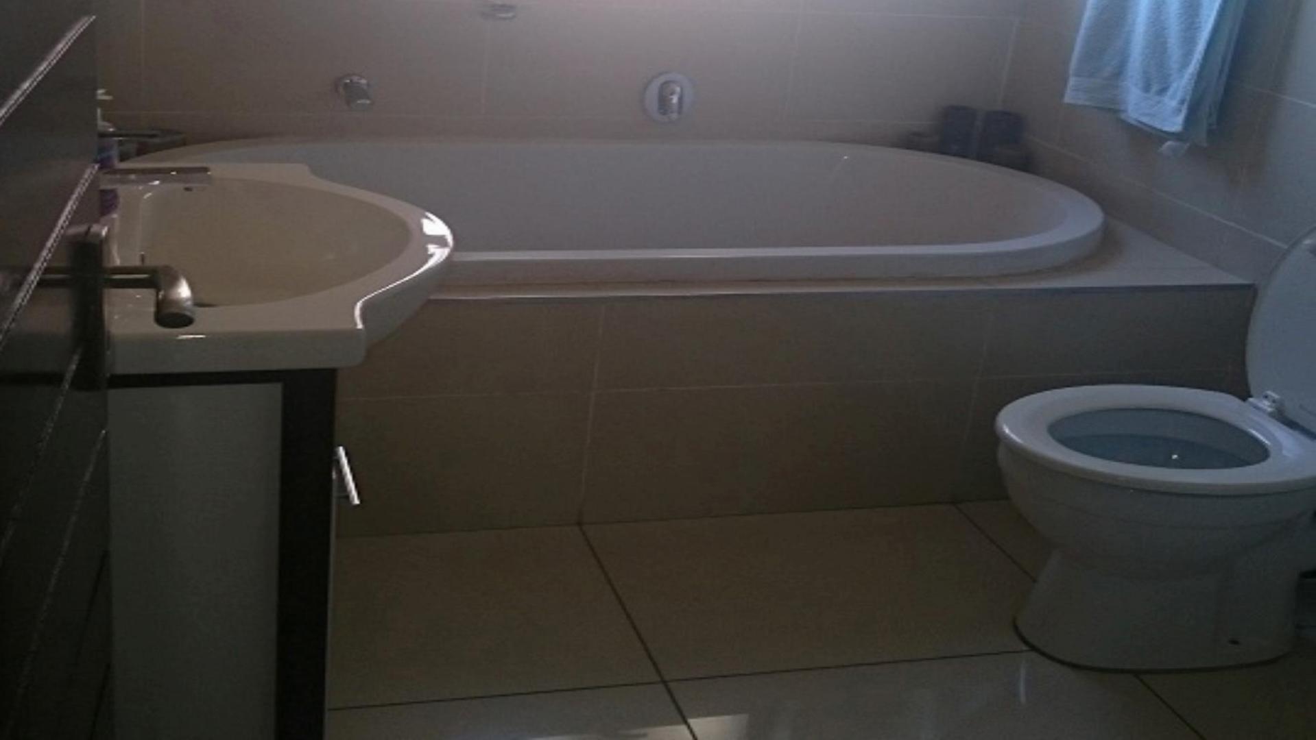 Bathroom 1 - 9 square meters of property in Ravenswood