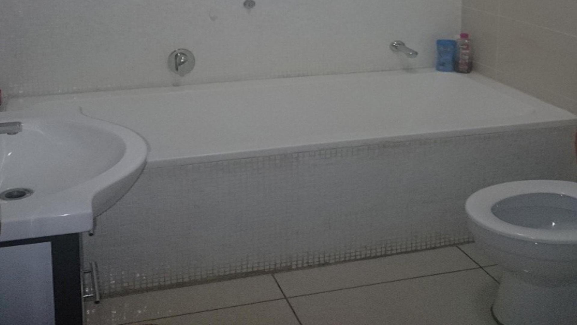 Main Bathroom - 7 square meters of property in Ravenswood