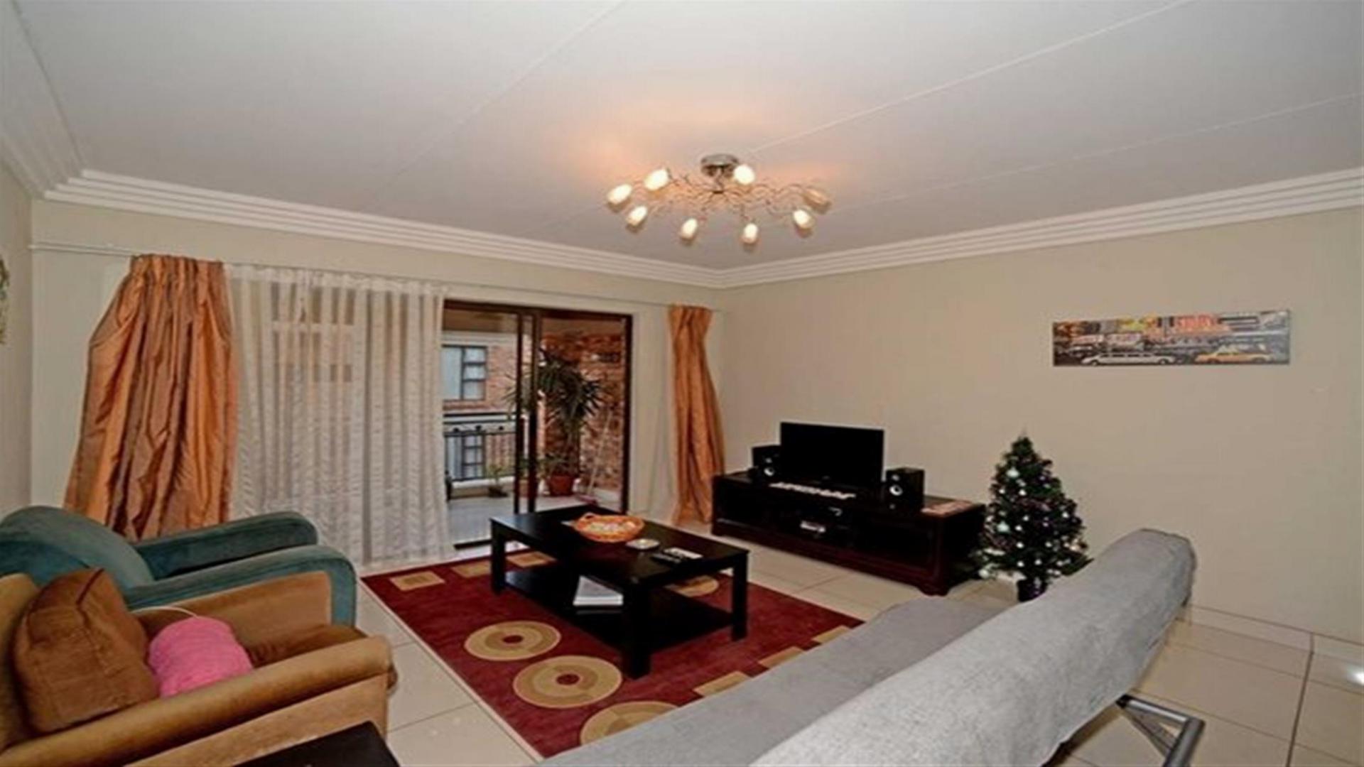 Lounges - 19 square meters of property in Ravenswood