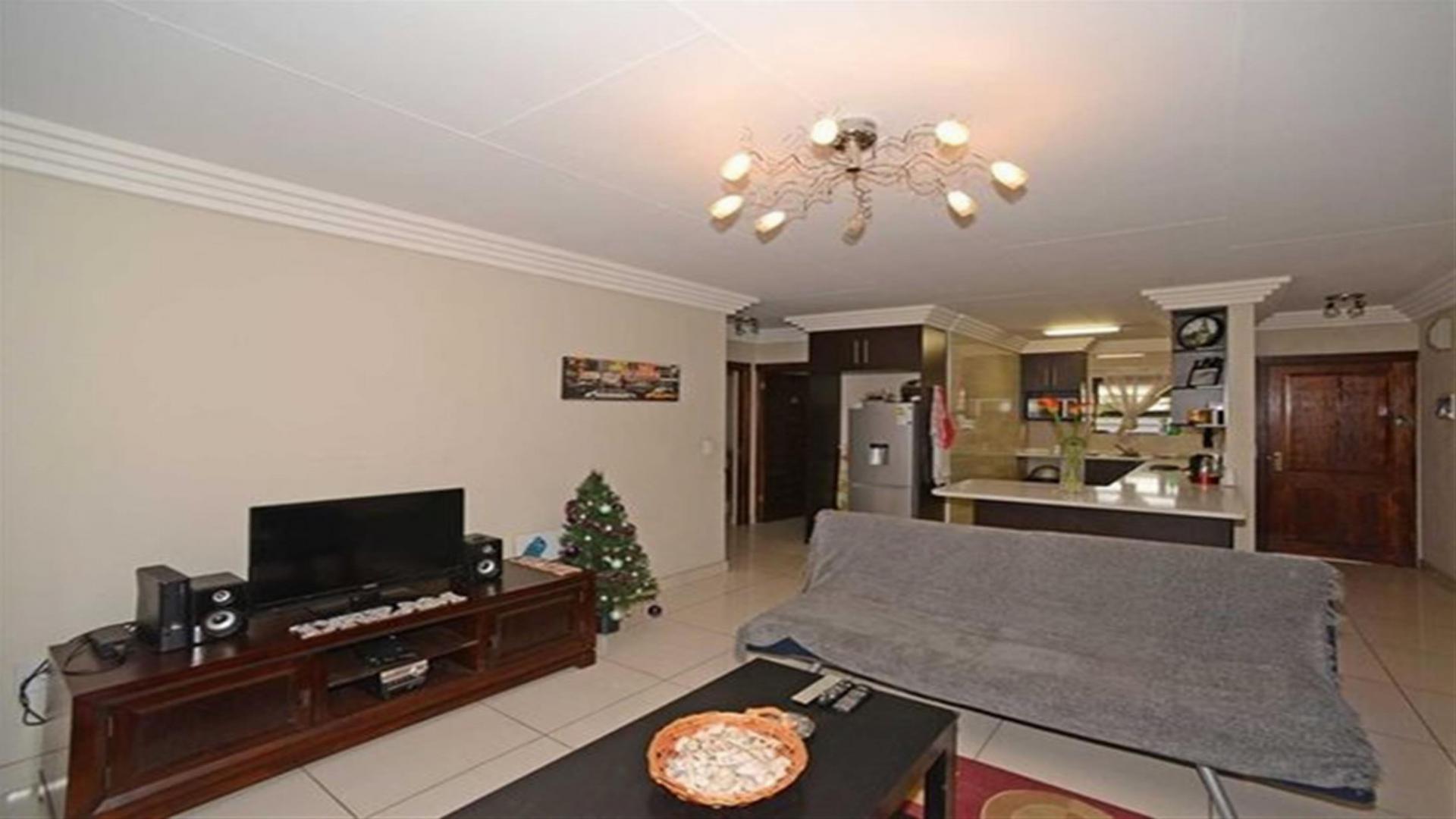 Lounges - 19 square meters of property in Ravenswood