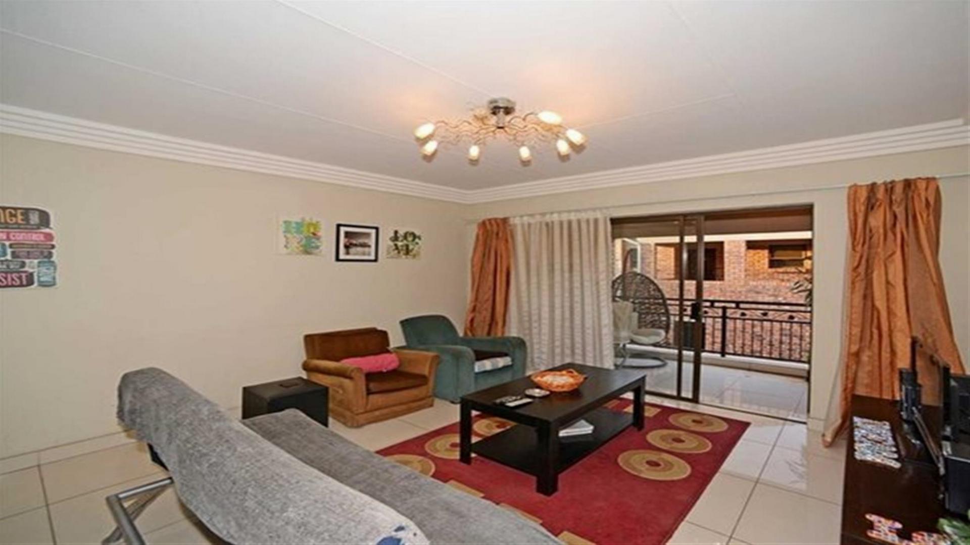 Lounges - 19 square meters of property in Ravenswood