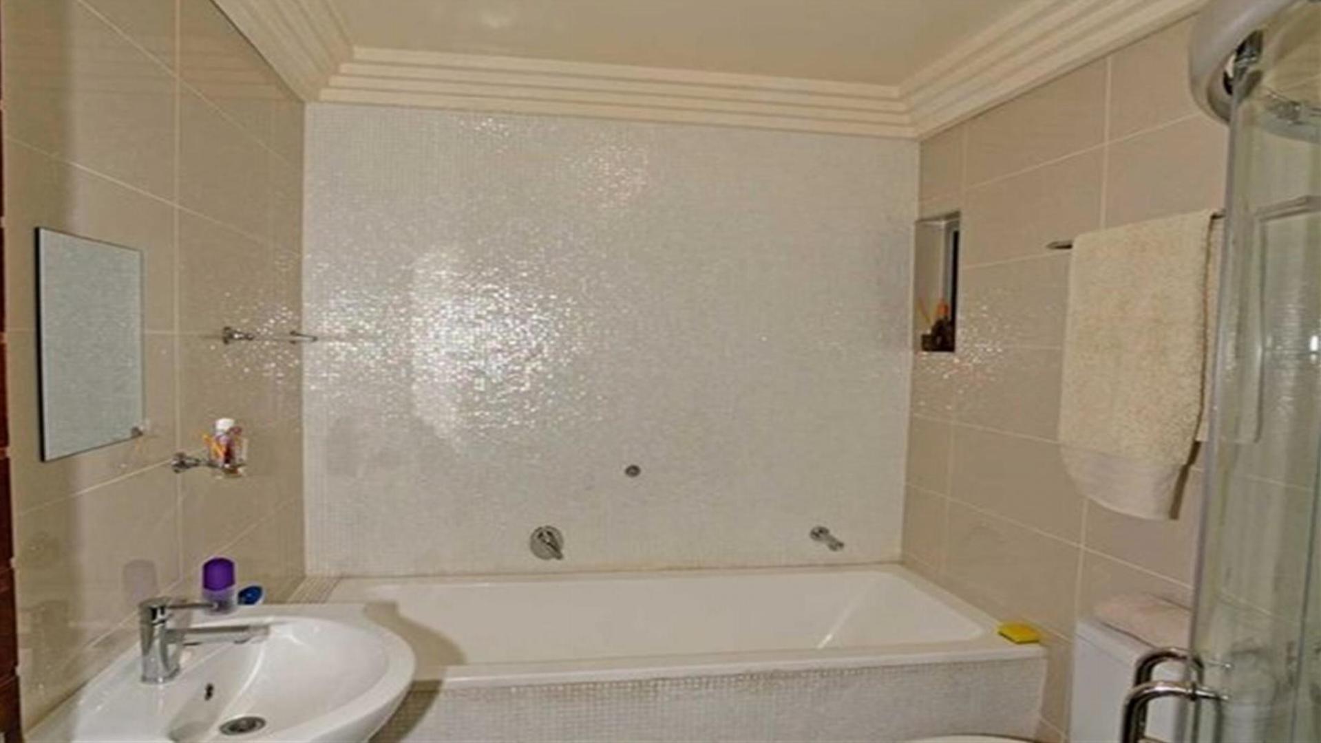 Main Bathroom - 7 square meters of property in Ravenswood