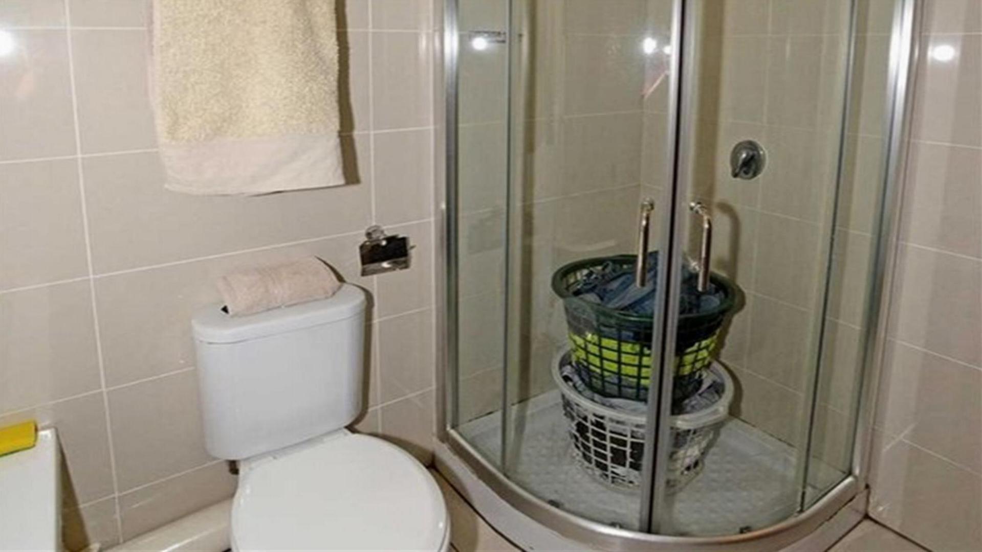 Main Bathroom - 7 square meters of property in Ravenswood