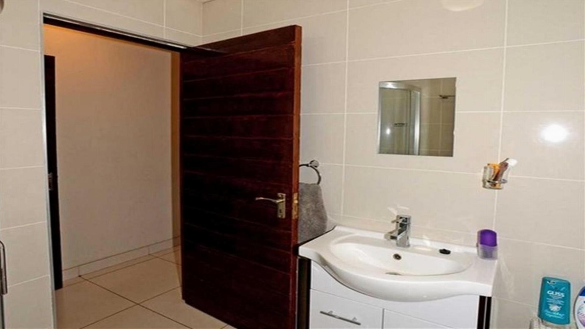 Main Bathroom - 7 square meters of property in Ravenswood