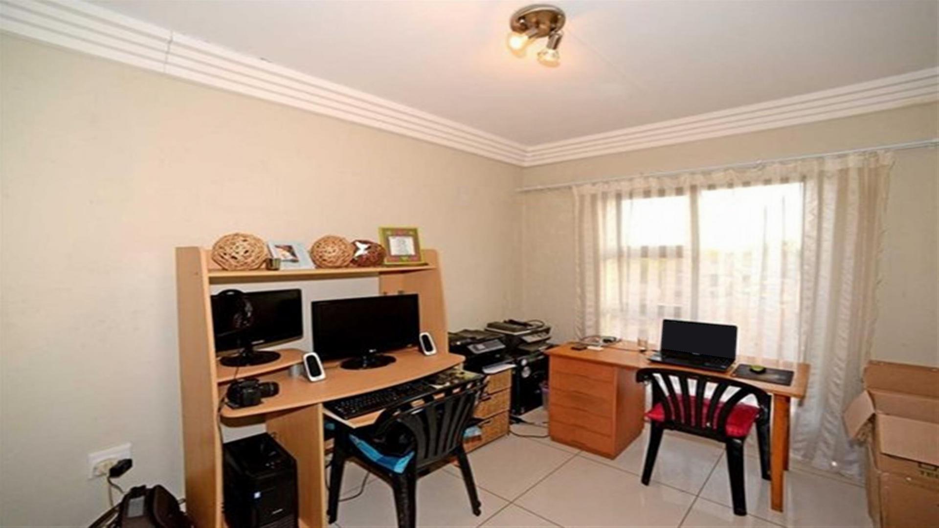 Bed Room 1 - 16 square meters of property in Ravenswood