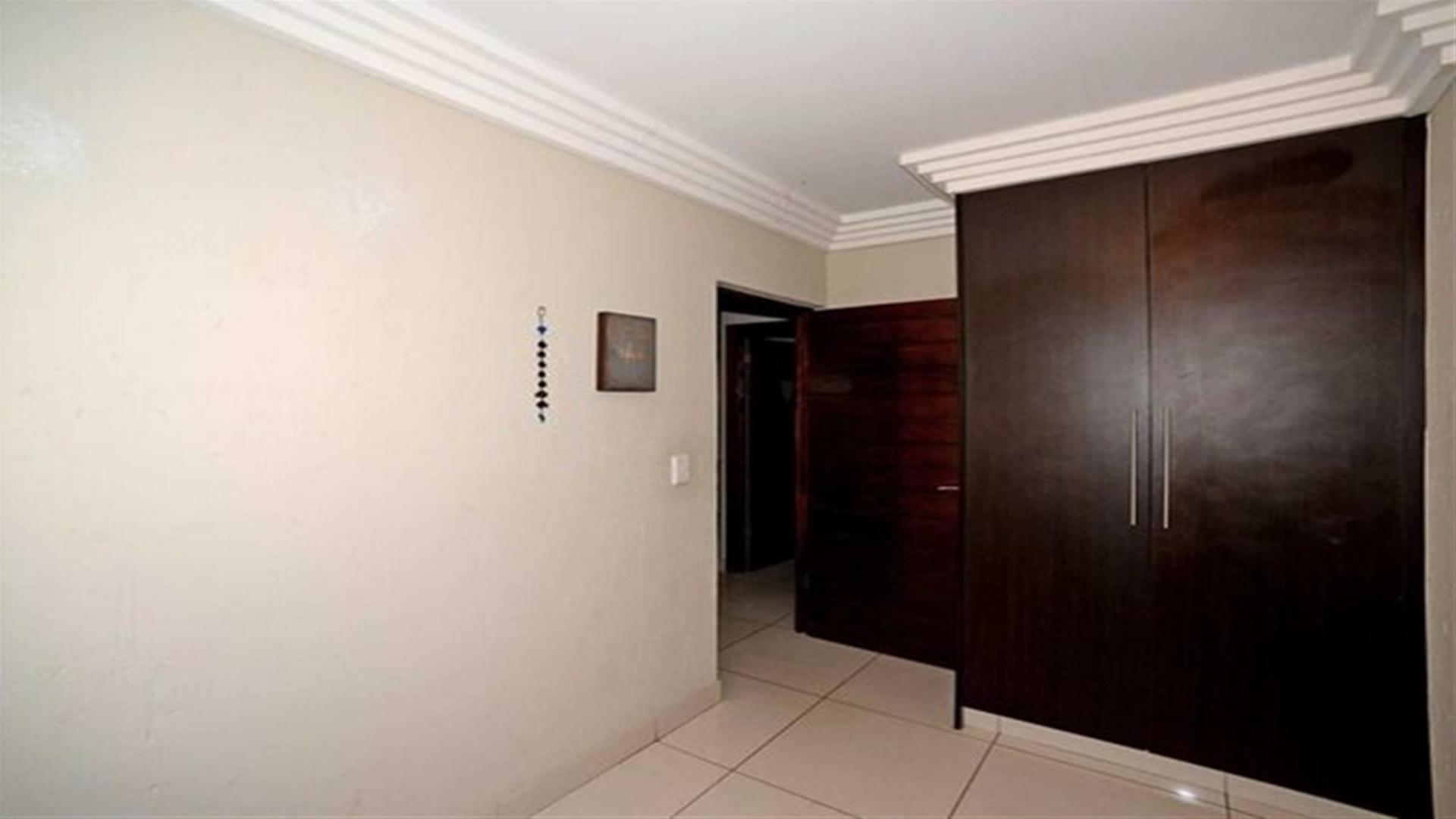 Bed Room 1 - 16 square meters of property in Ravenswood