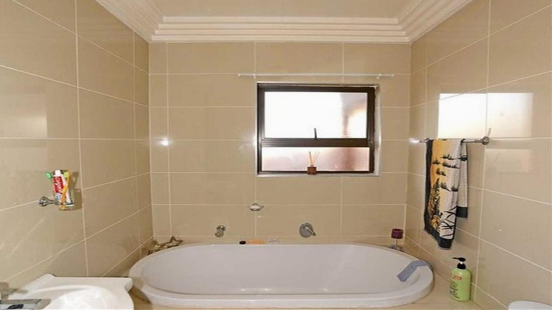 Bathroom 1 - 9 square meters of property in Ravenswood