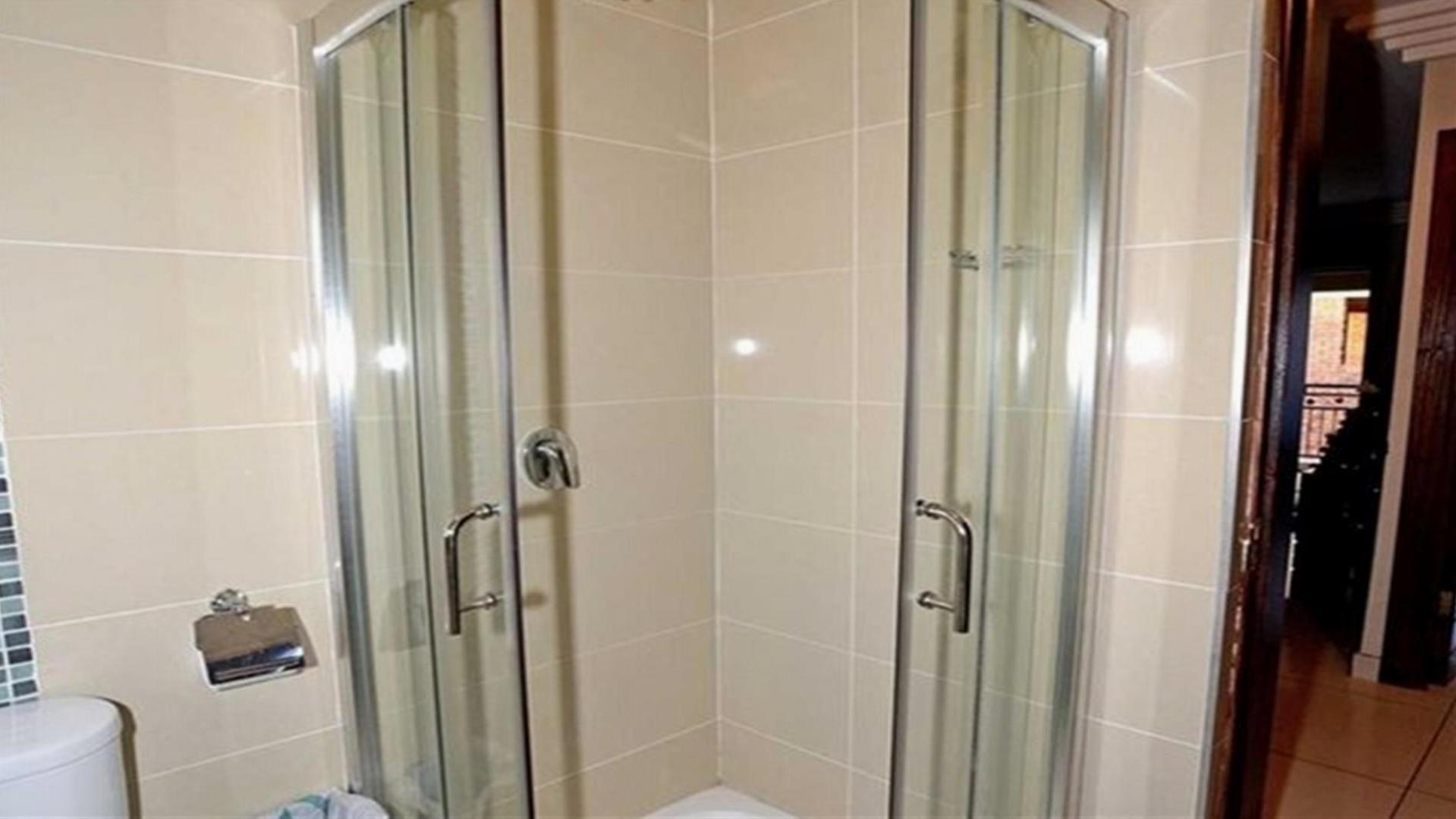 Bathroom 1 - 9 square meters of property in Ravenswood