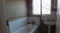 Bathroom 1 of property in Bram Fischerville