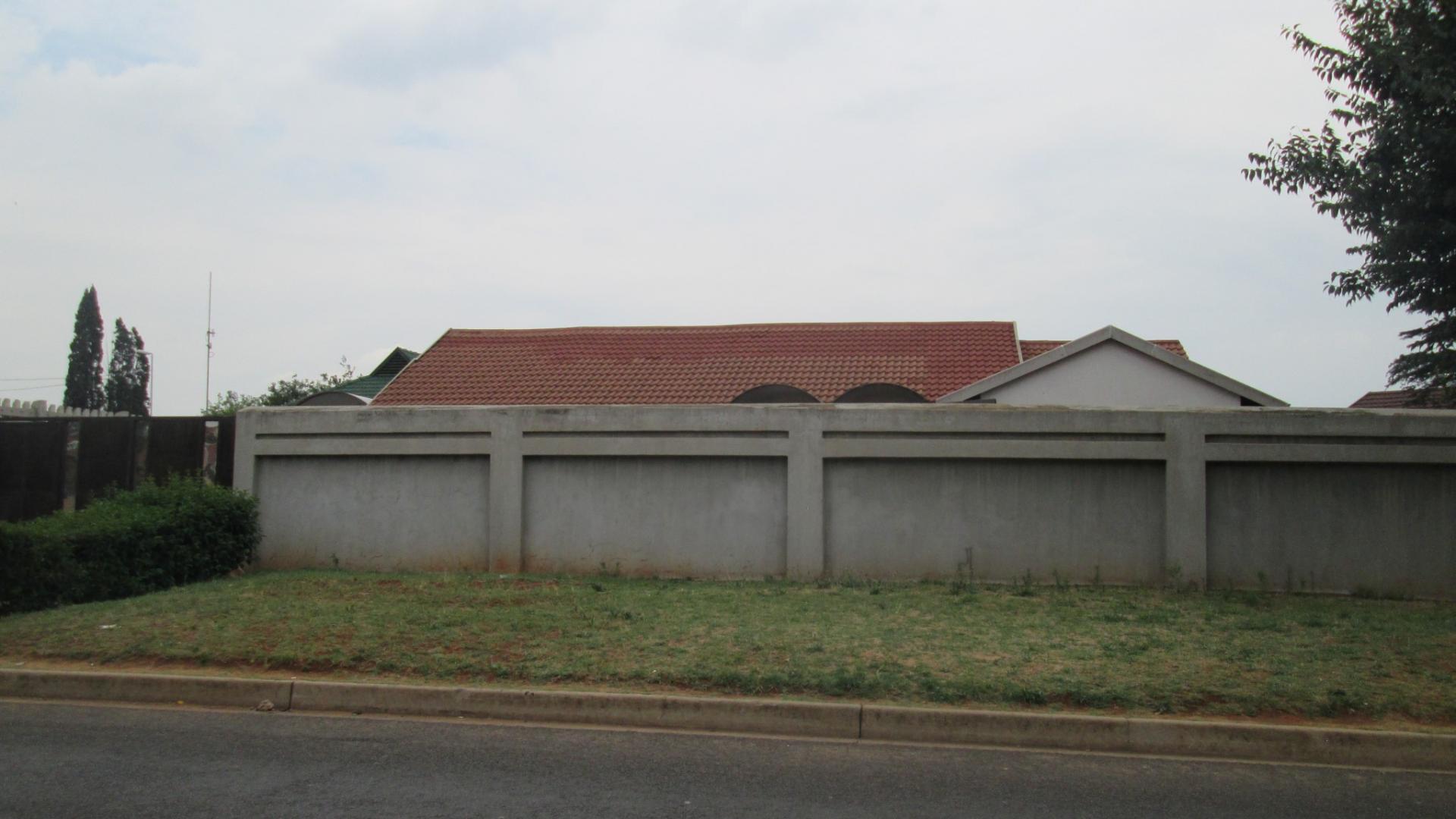 Front View of property in Roodekop