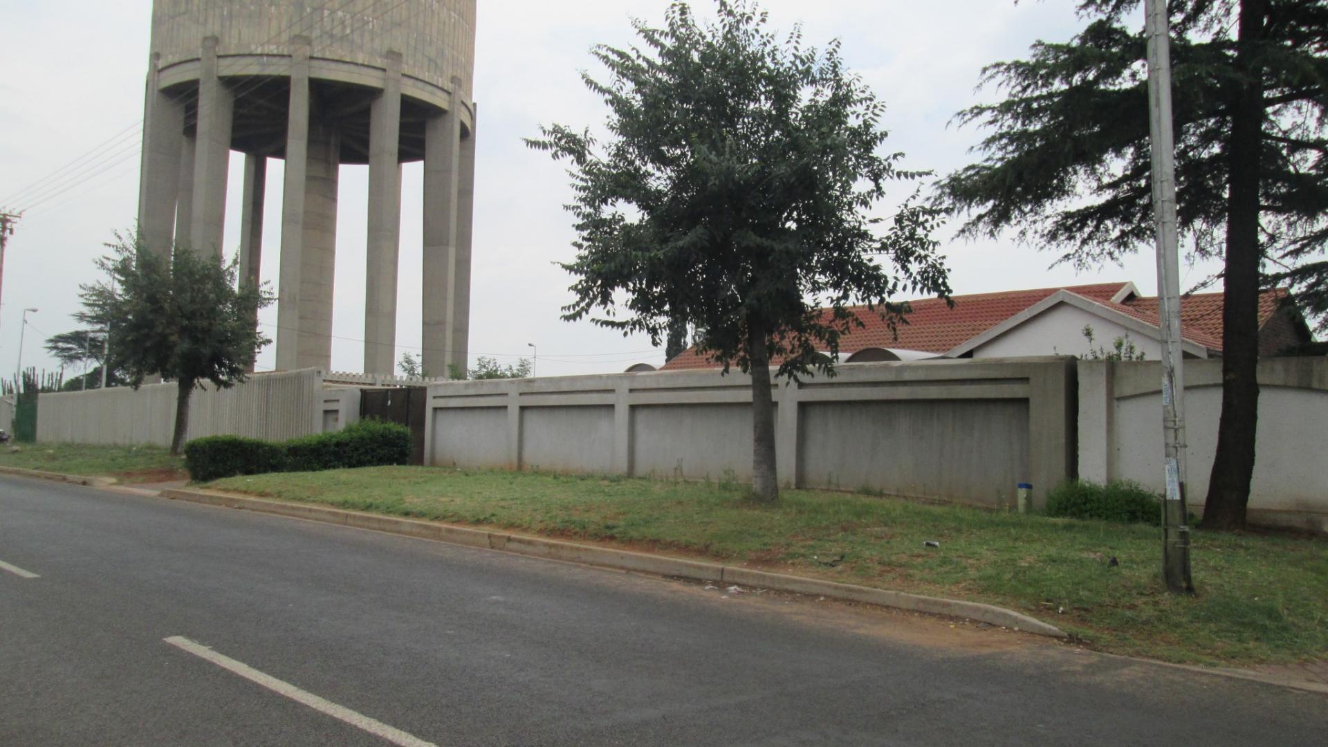 Front View of property in Roodekop