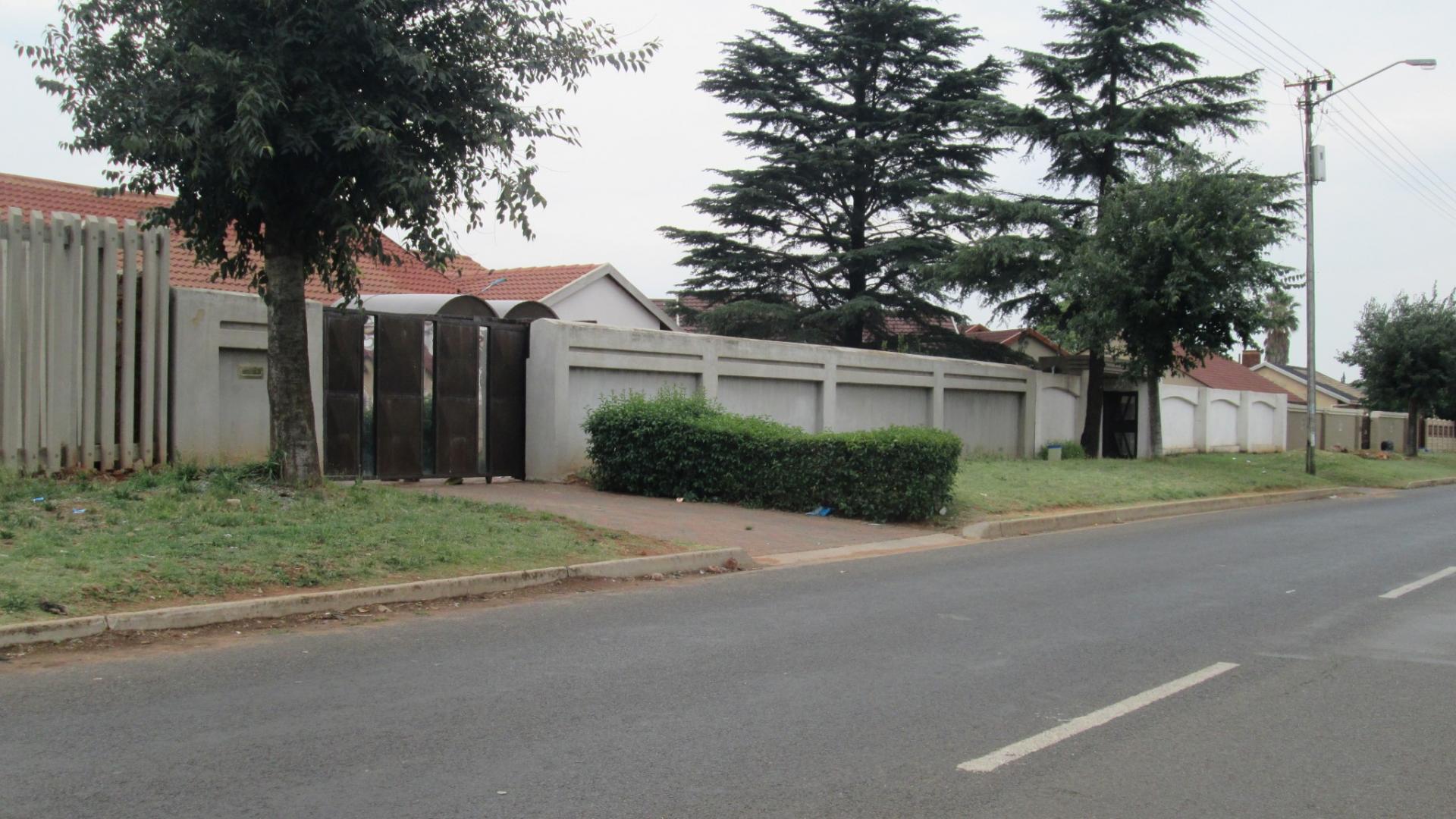 Front View of property in Roodekop