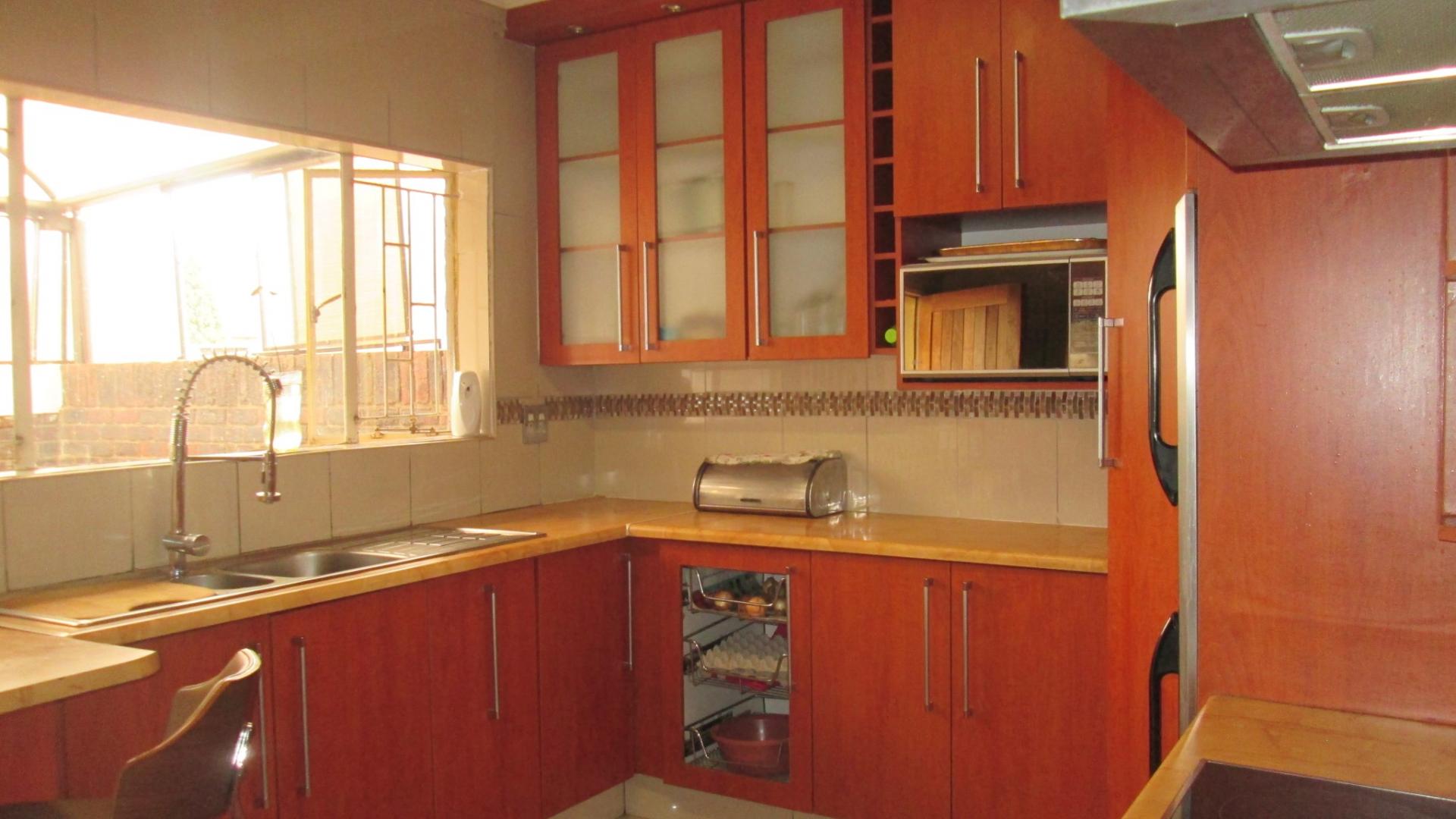 Kitchen - 15 square meters of property in Roodekop