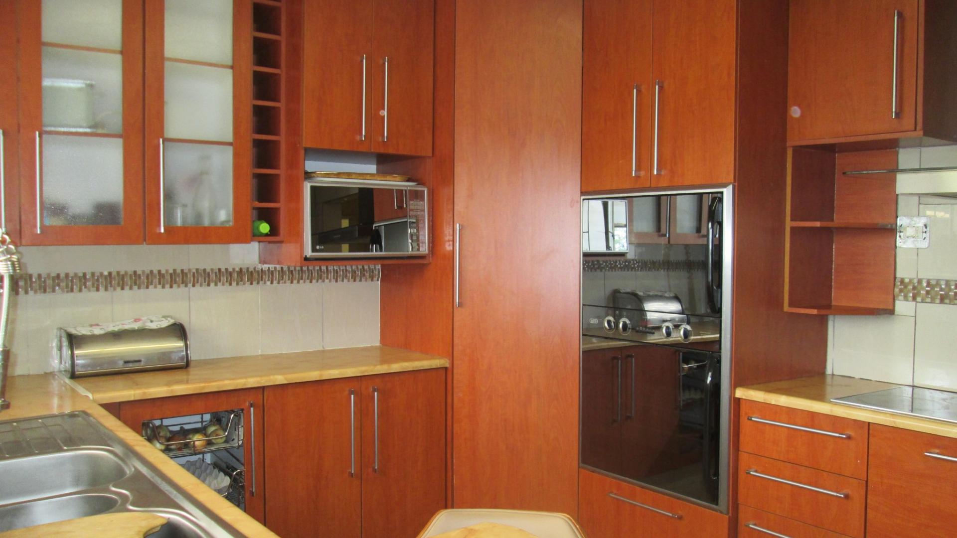 Kitchen - 15 square meters of property in Roodekop