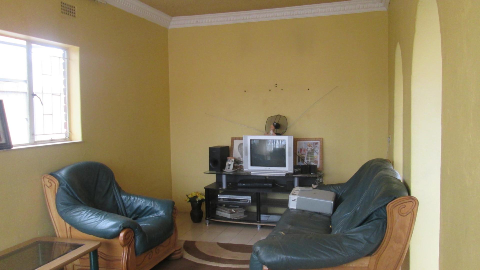 Lounges - 18 square meters of property in Roodekop