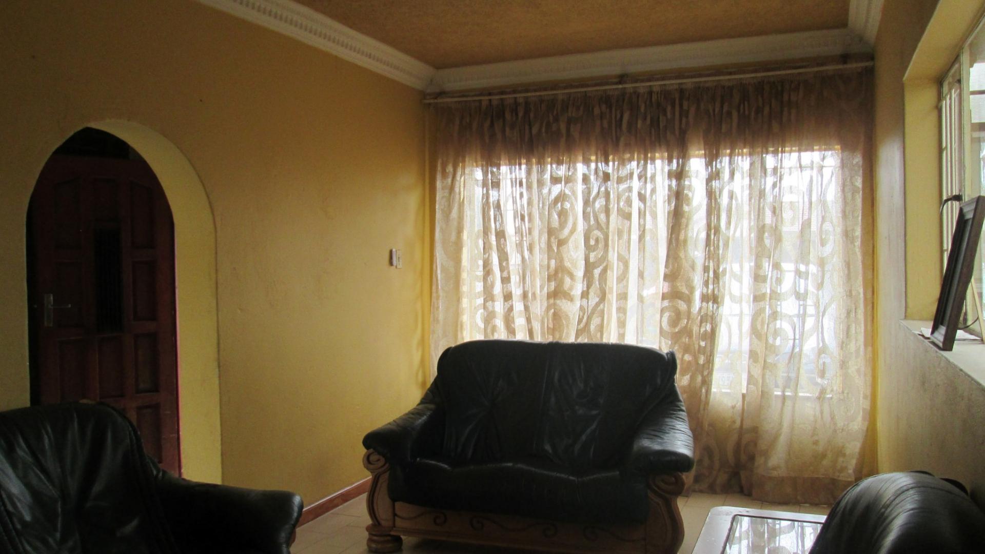 Lounges - 18 square meters of property in Roodekop