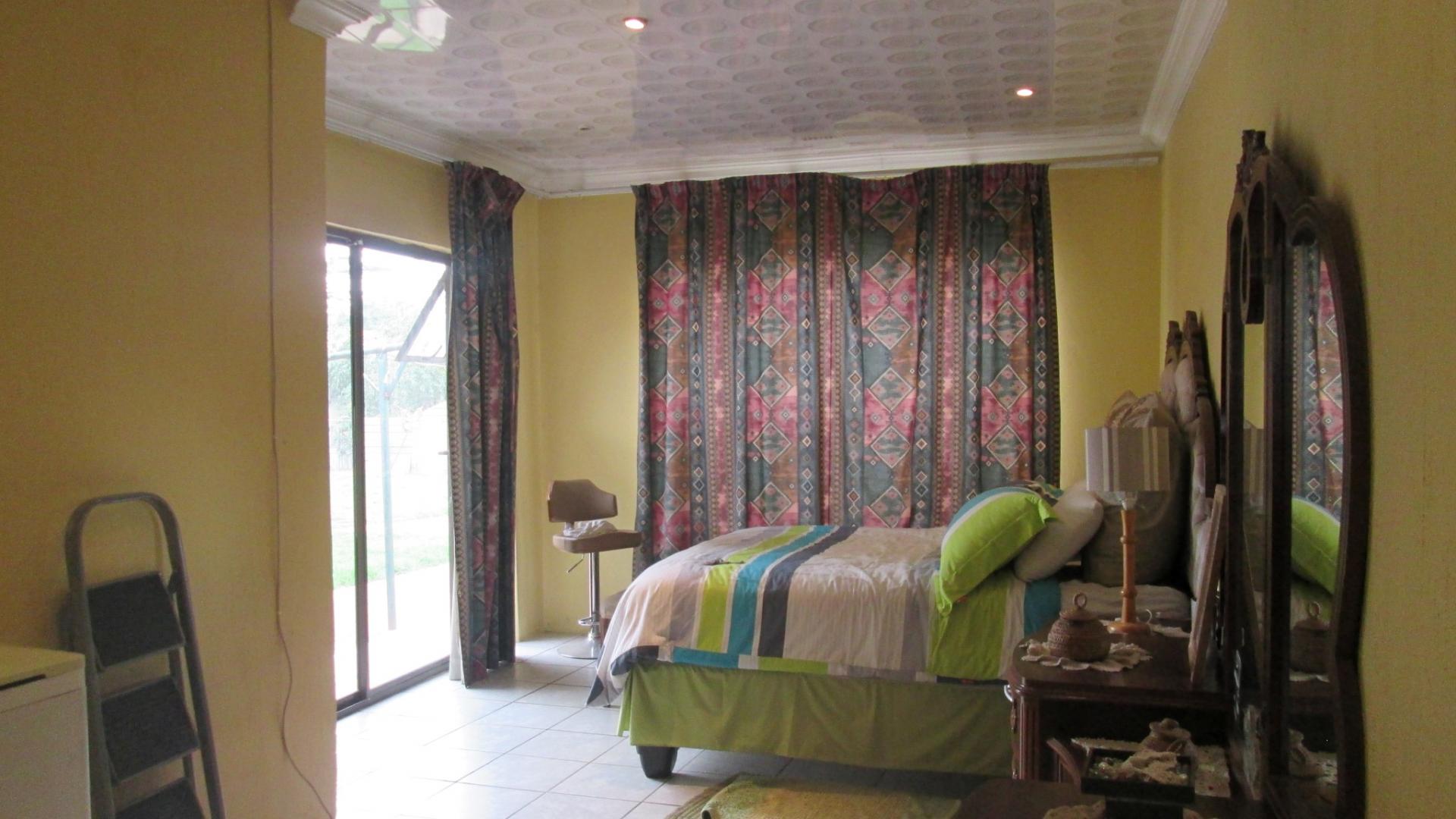 Main Bedroom - 27 square meters of property in Roodekop
