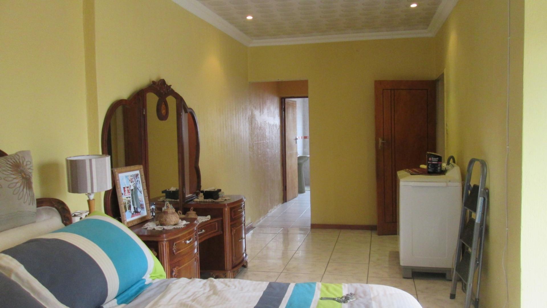 Main Bedroom - 27 square meters of property in Roodekop