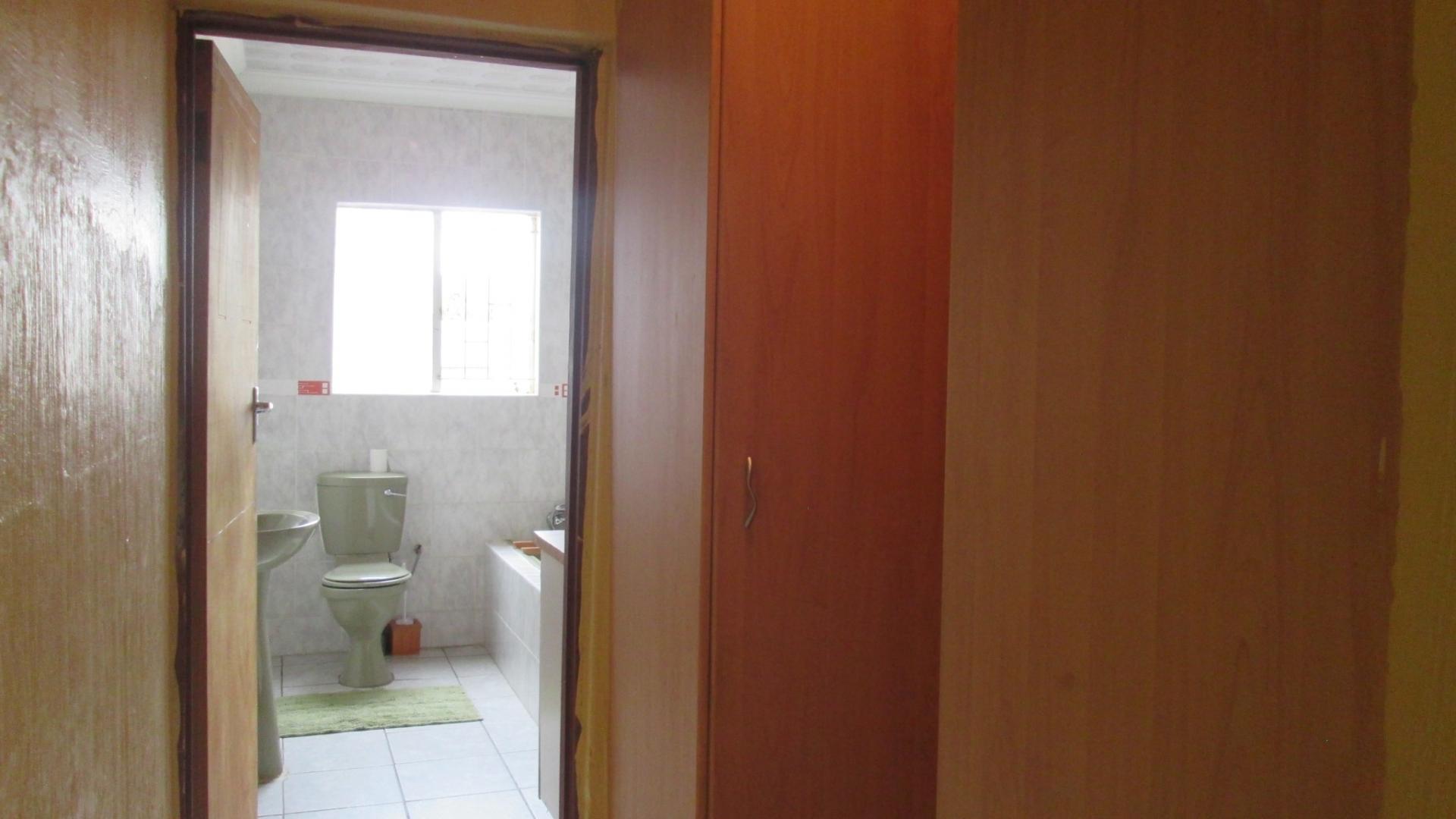 Main Bedroom - 27 square meters of property in Roodekop