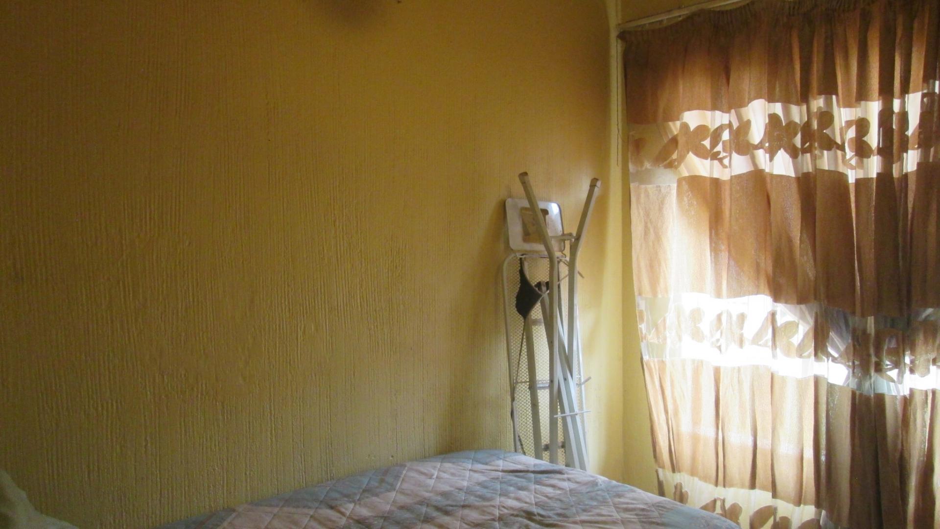 Bed Room 1 - 8 square meters of property in Roodekop