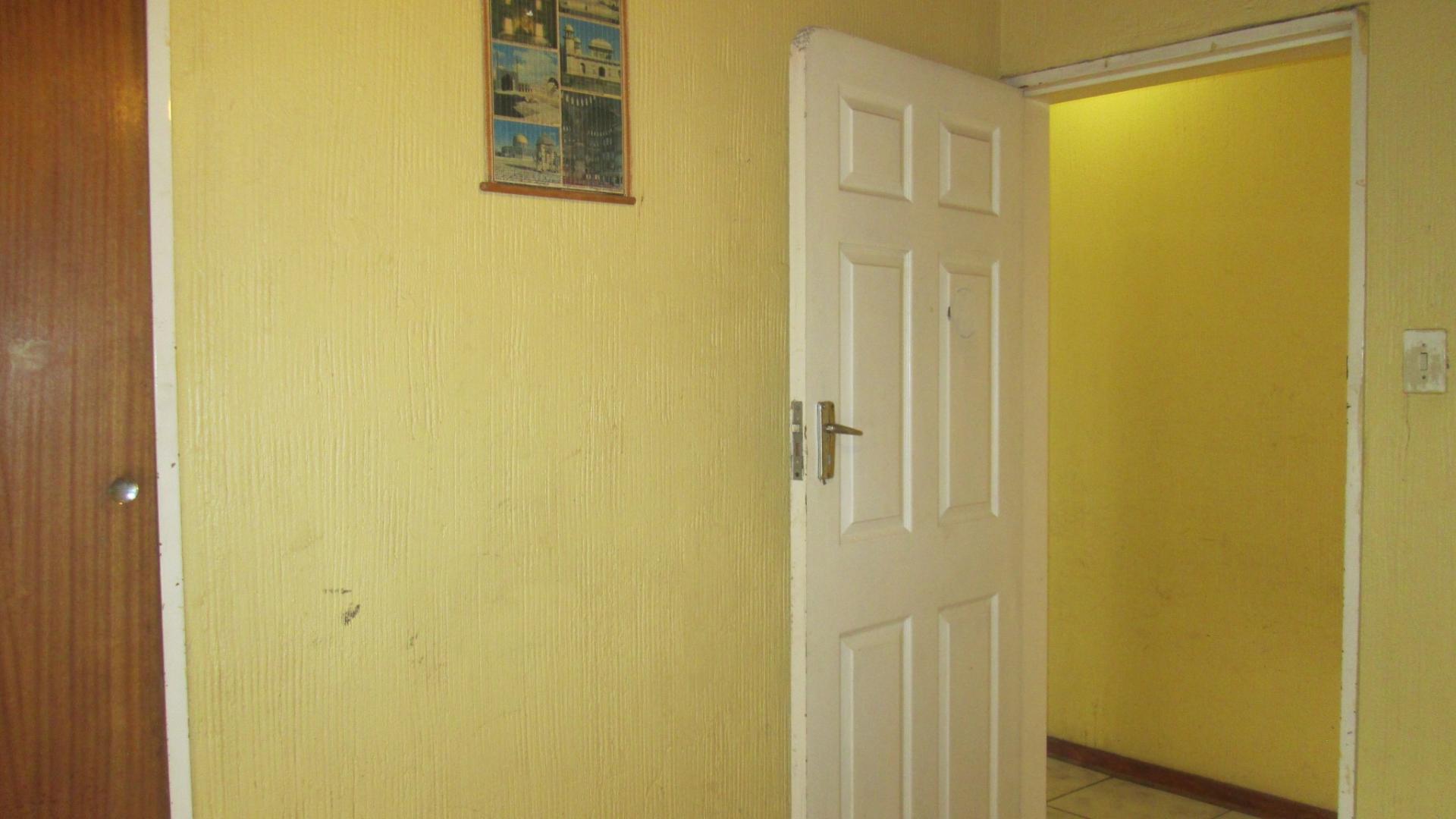 Bed Room 1 - 8 square meters of property in Roodekop