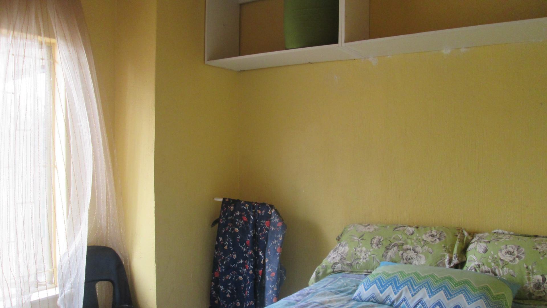 Bed Room 2 - 11 square meters of property in Roodekop