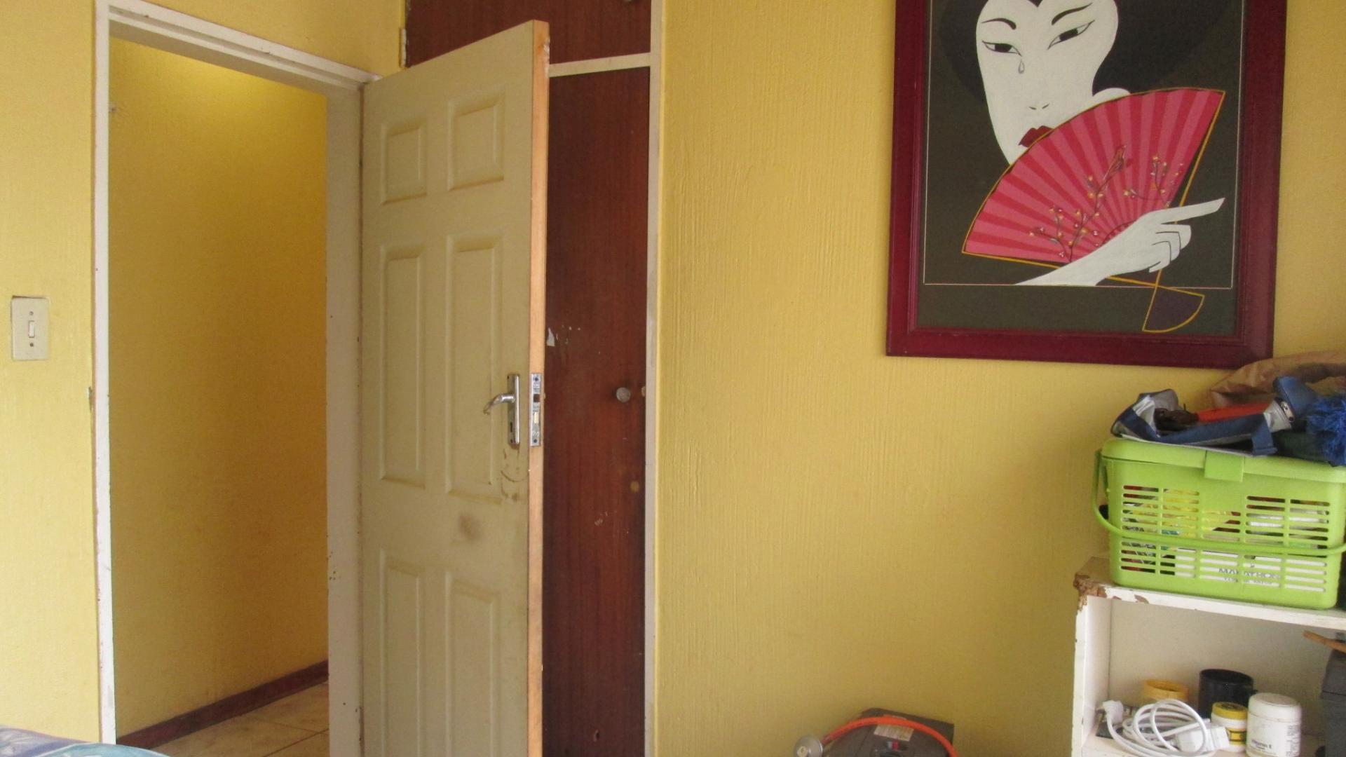 Bed Room 2 - 11 square meters of property in Roodekop