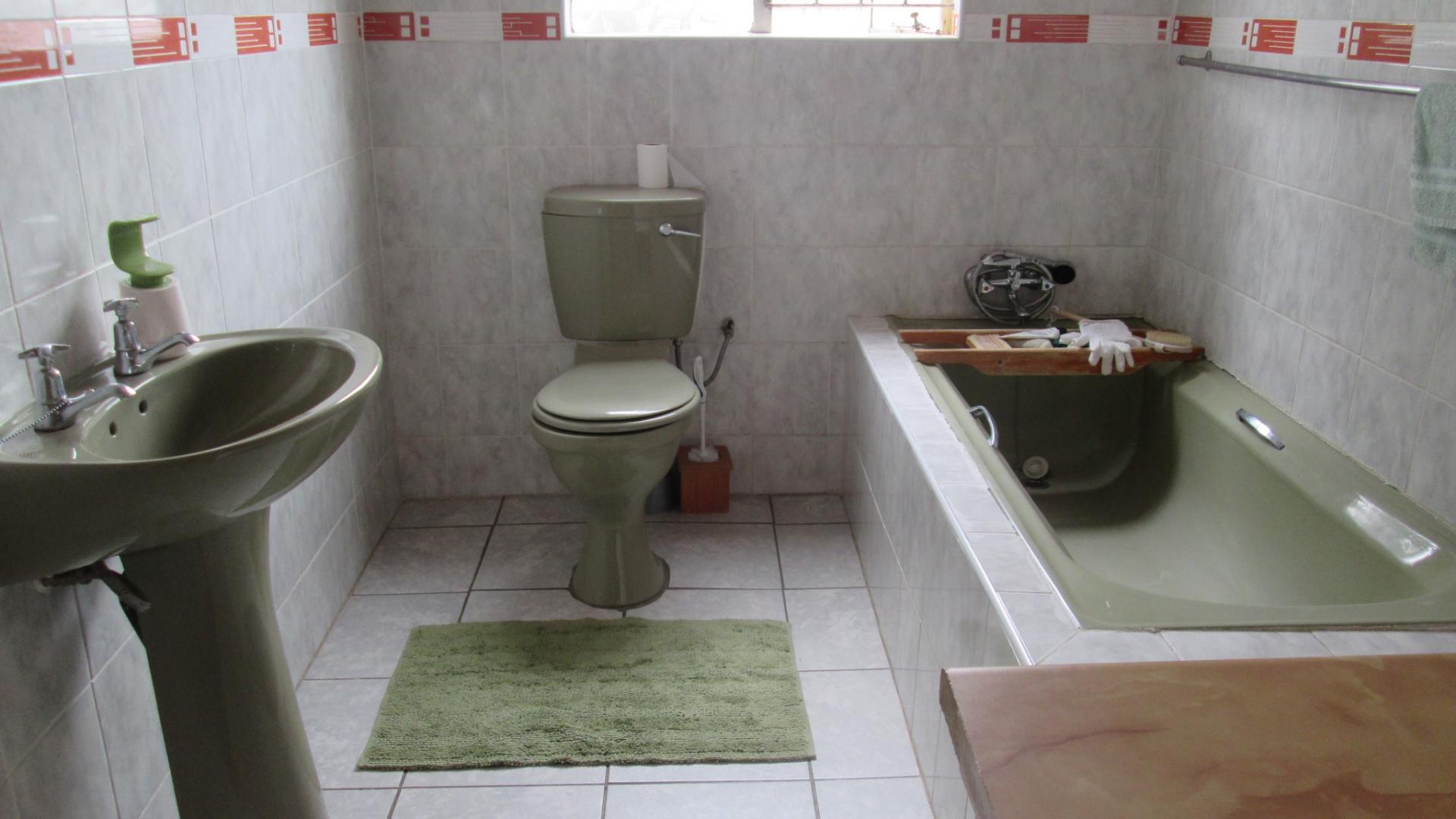 Main Bathroom - 13 square meters of property in Roodekop