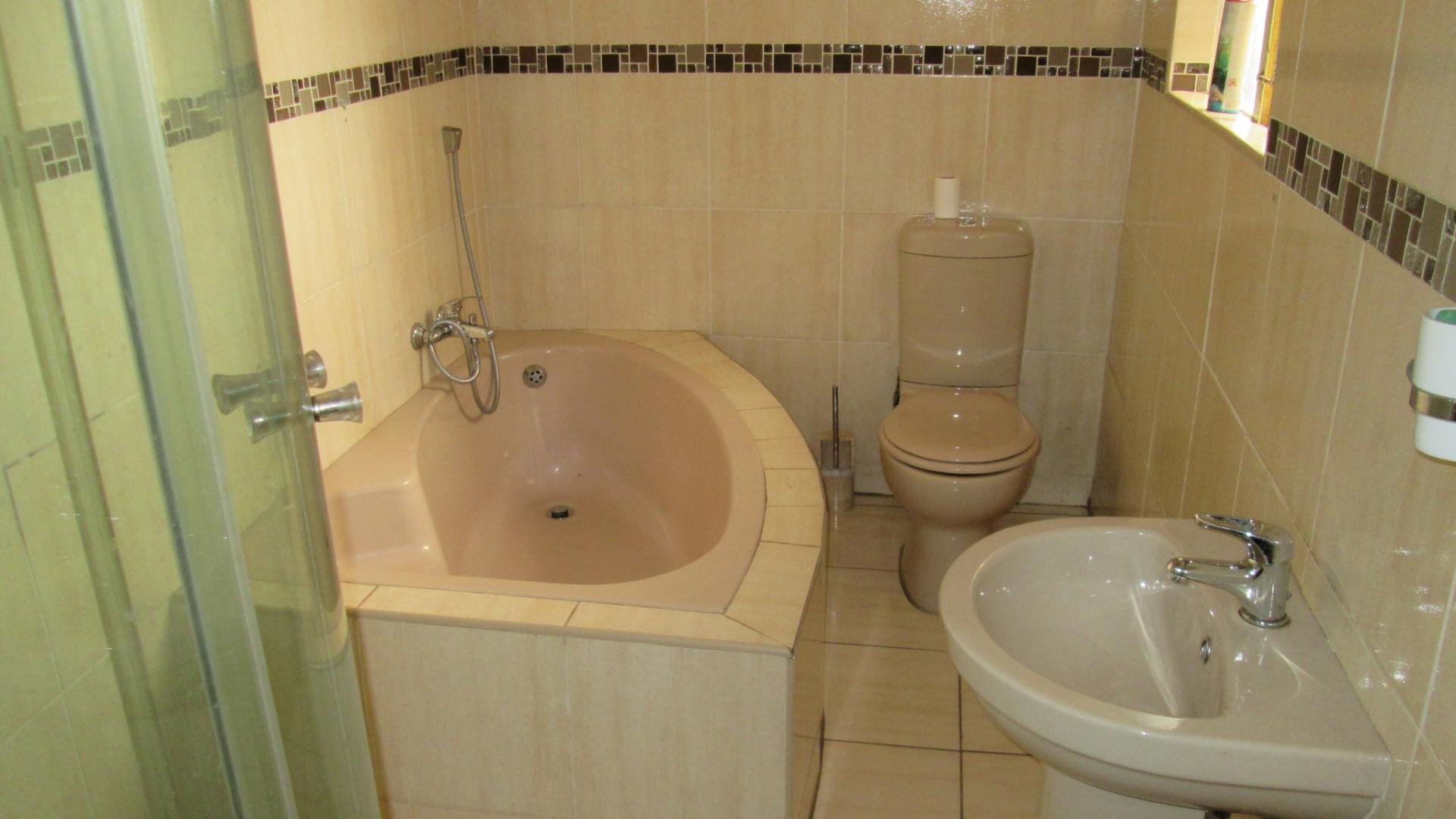 Bathroom 1 - 6 square meters of property in Roodekop
