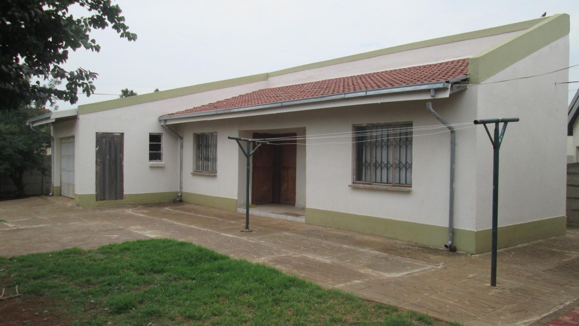 Front View of property in Roodekop