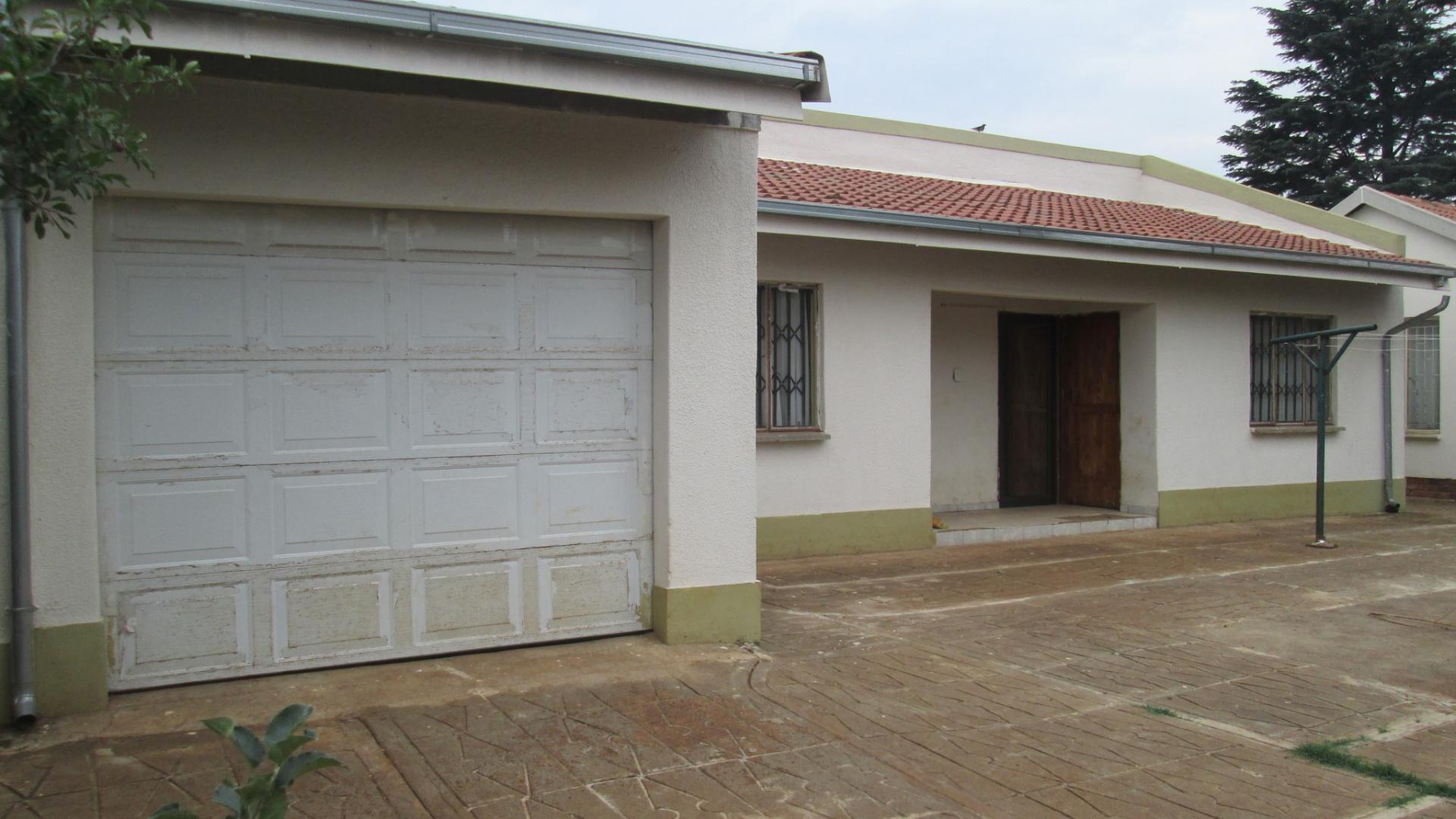 Front View of property in Roodekop