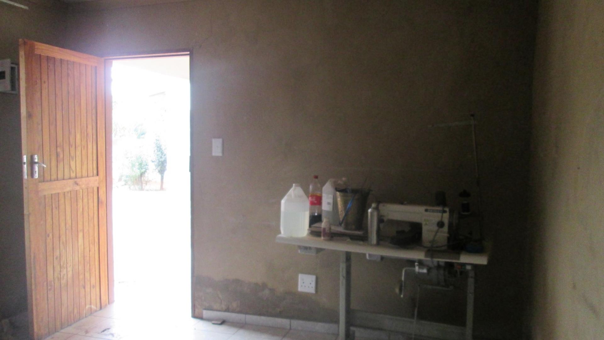 Rooms - 43 square meters of property in Roodekop