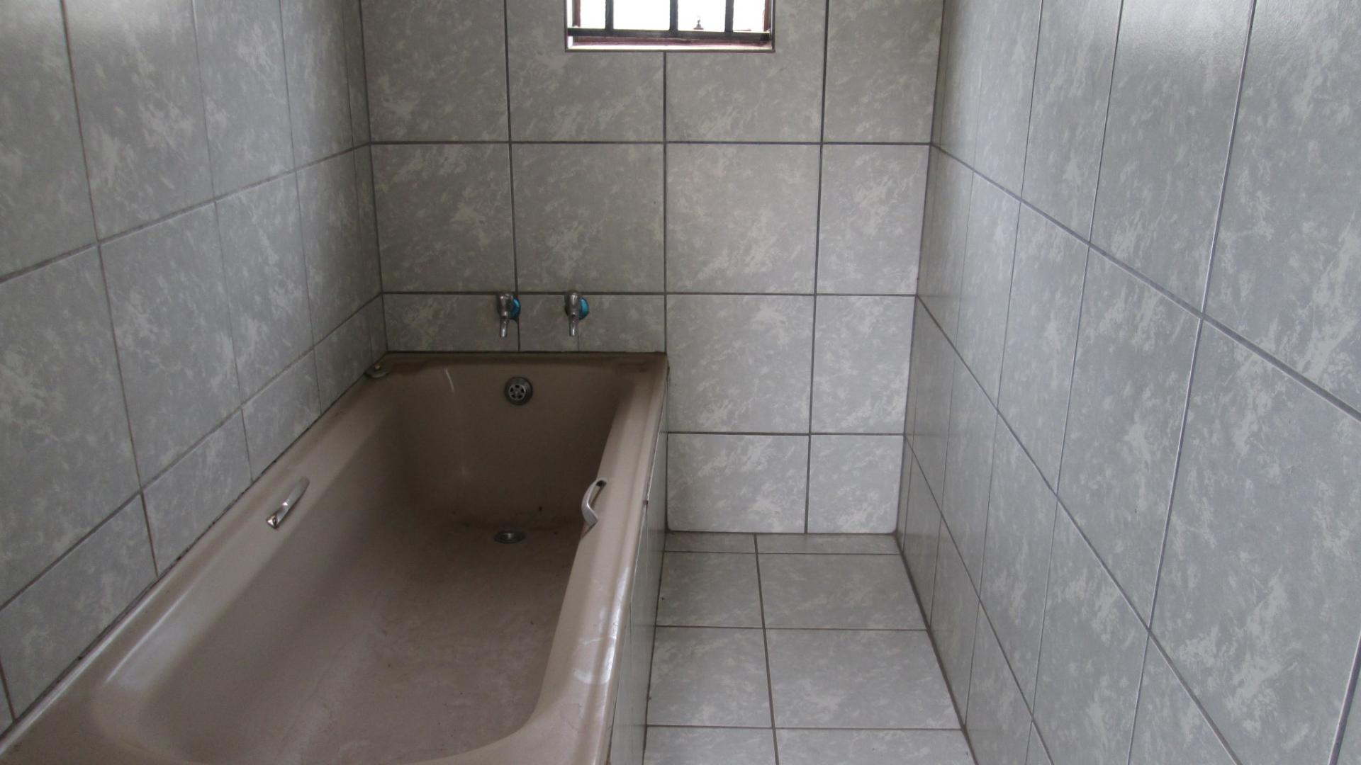 Main Bathroom - 13 square meters of property in Roodekop