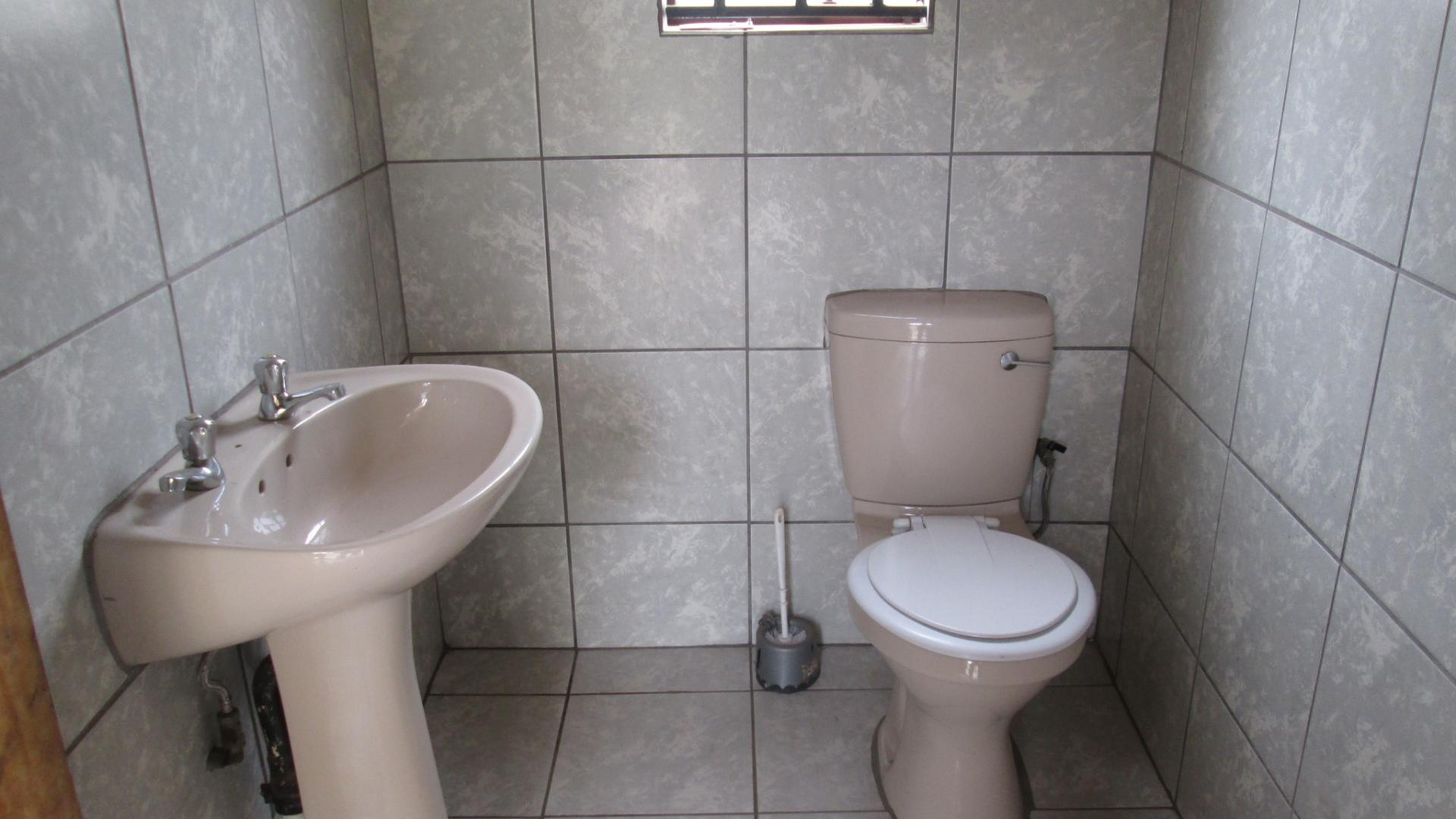 Main Bathroom - 13 square meters of property in Roodekop