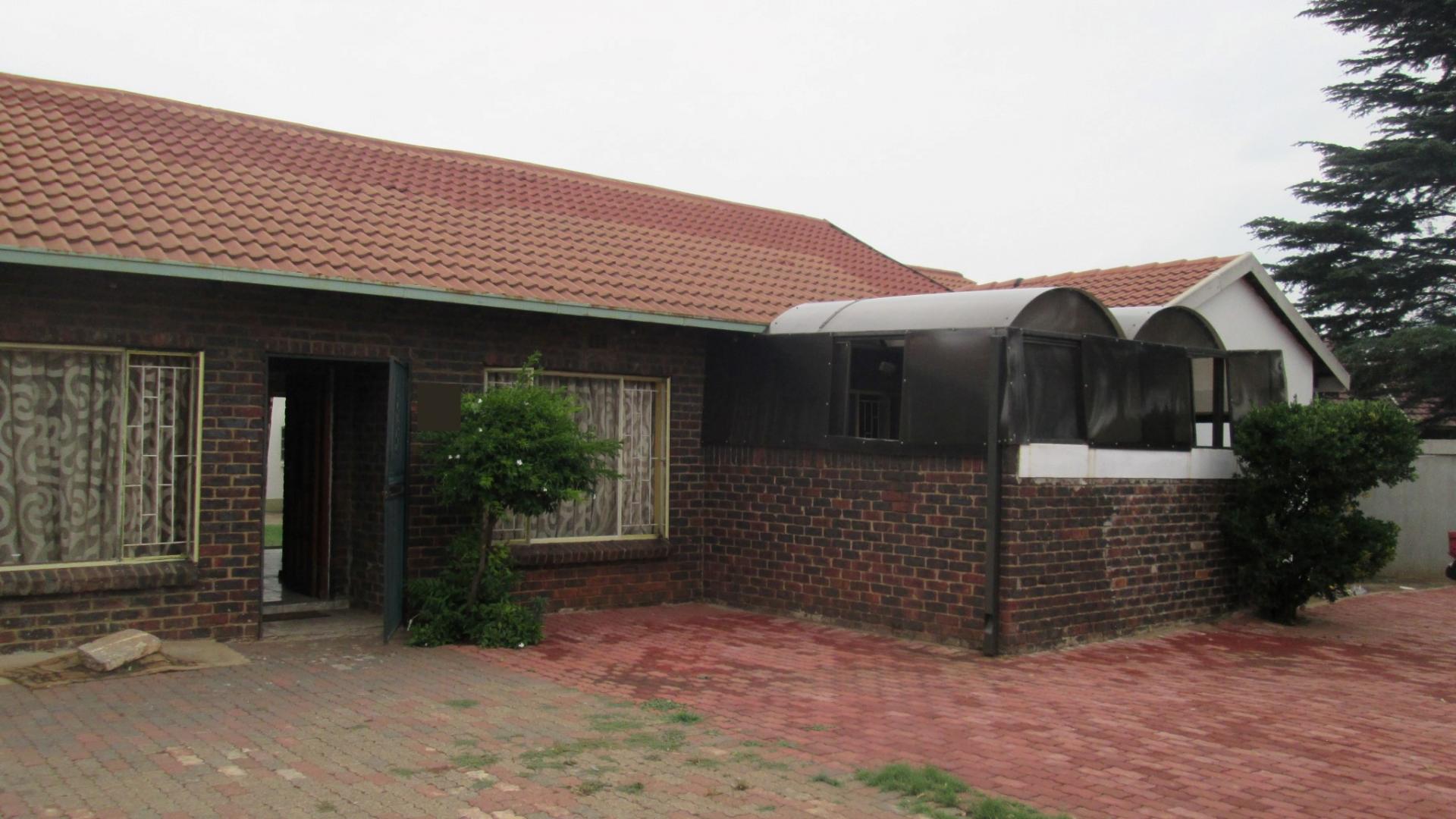 Front View of property in Roodekop