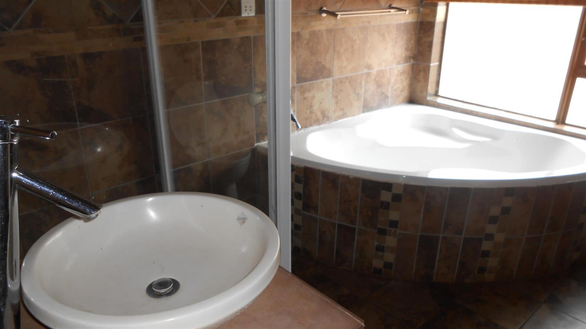 Bathroom 1 - 9 square meters of property in Benoni