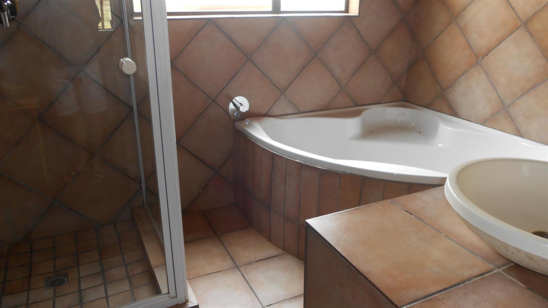 Bathroom 2 - 8 square meters of property in Benoni
