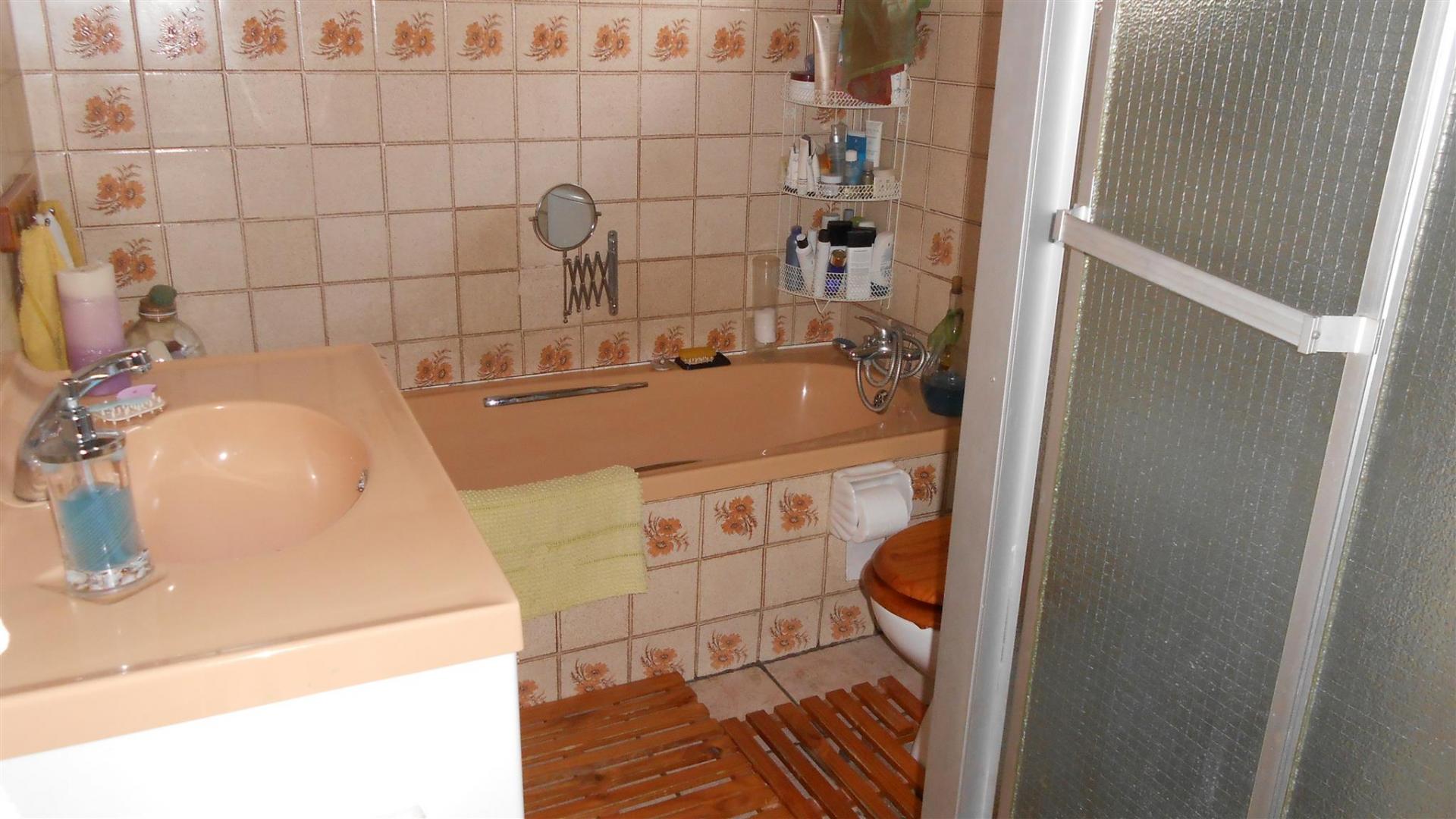 Main Bathroom - 6 square meters of property in Petersfield