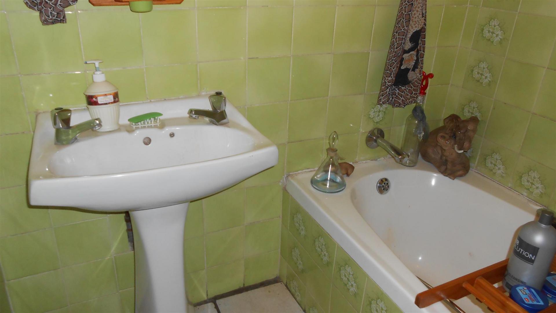 Bathroom 1 - 4 square meters of property in Petersfield