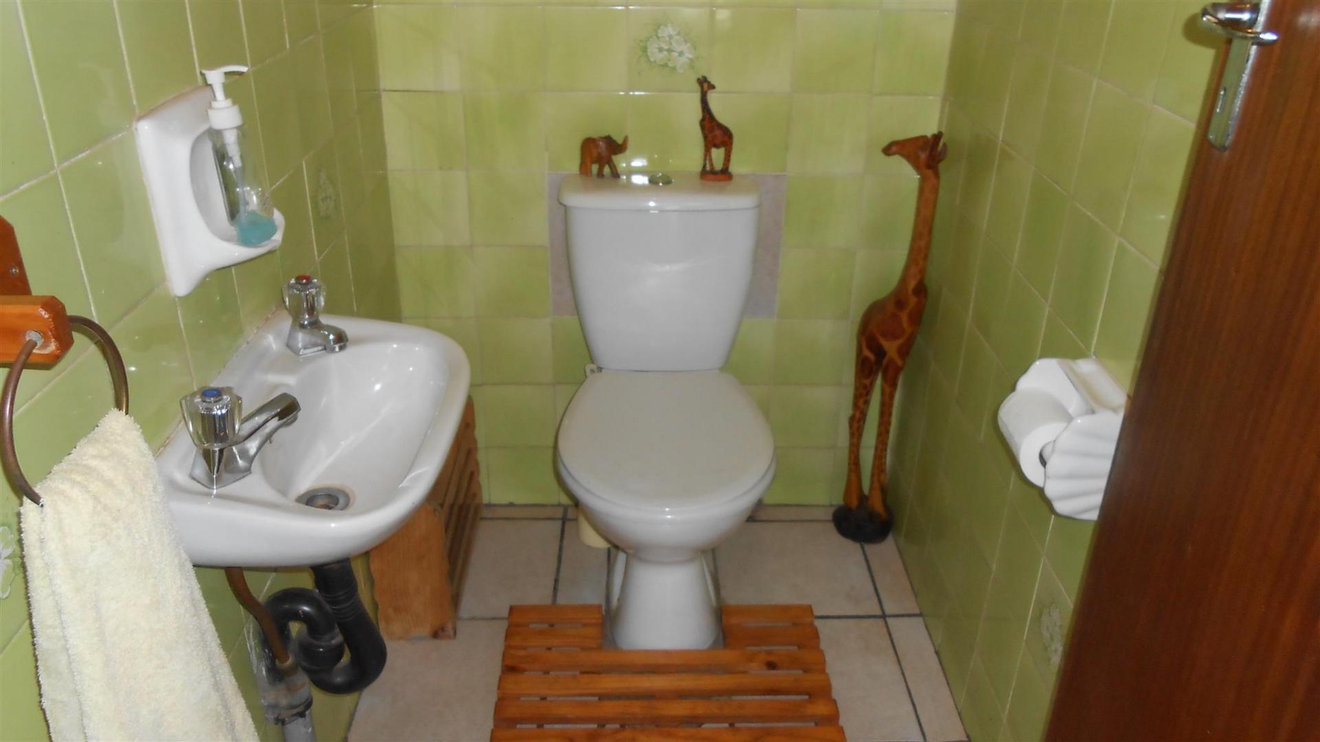Bathroom 2 - 3 square meters of property in Petersfield