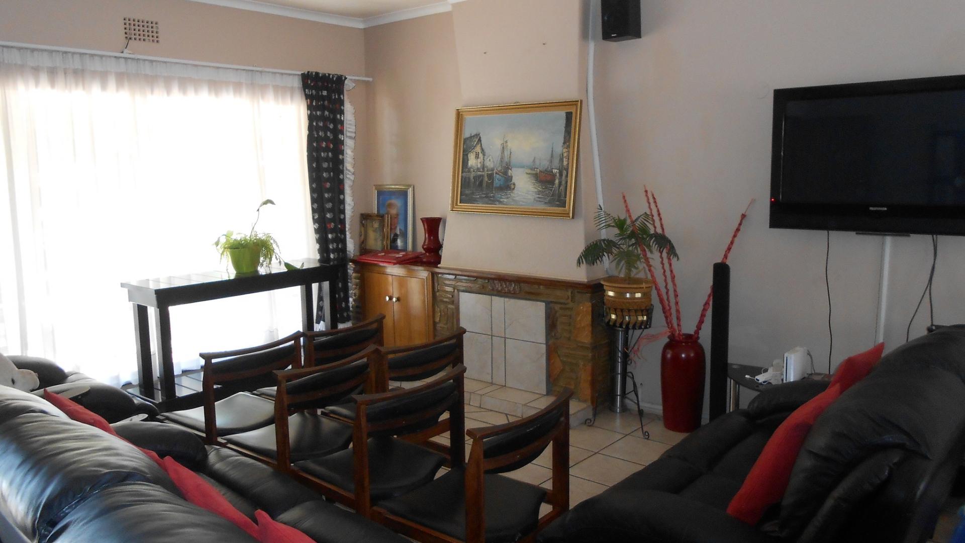 Lounges - 88 square meters of property in Strubenvale