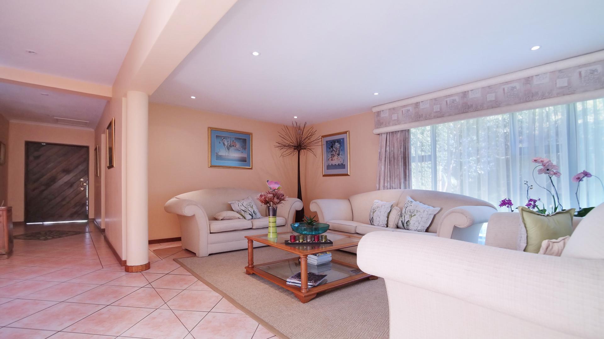 Lounges - 41 square meters of property in Woodhill Golf Estate