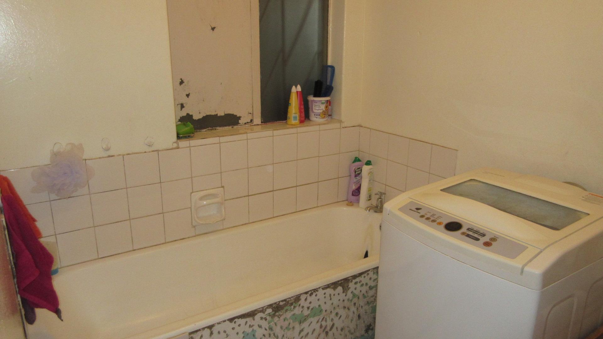 Main Bathroom - 9 square meters of property in Sophiatown