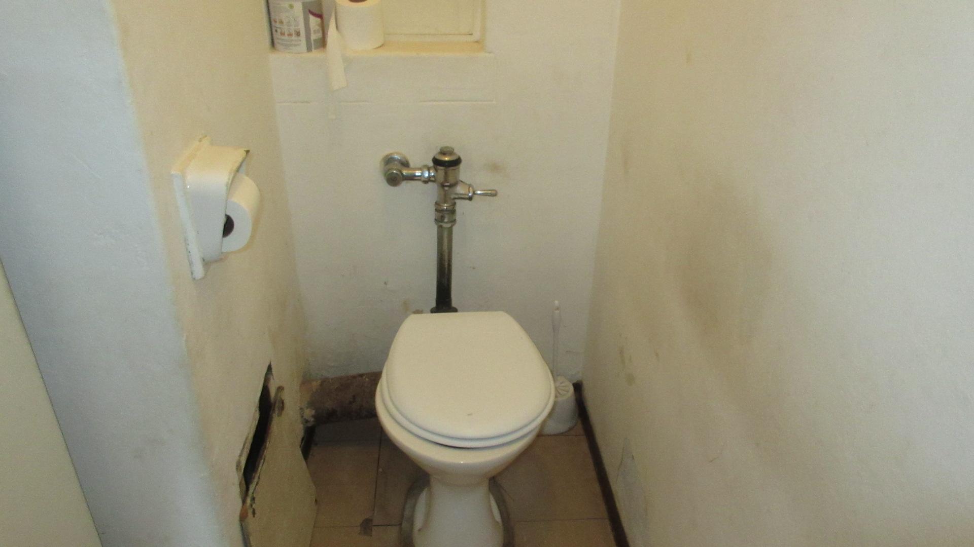 Main Bathroom - 9 square meters of property in Sophiatown