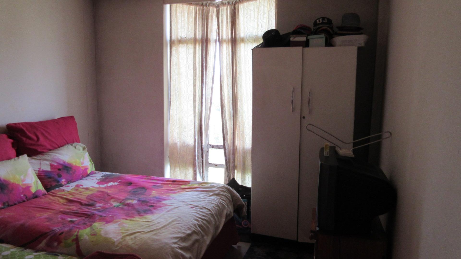 Main Bedroom - 12 square meters of property in Sophiatown