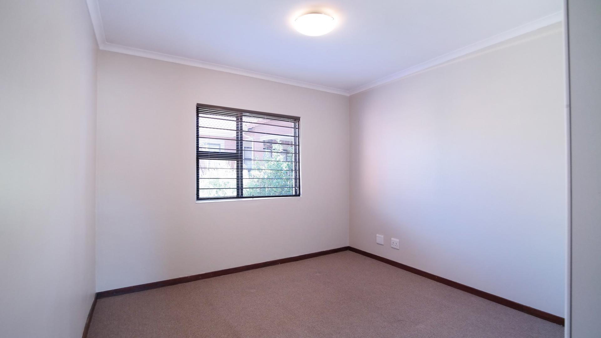 Bed Room 1 - 12 square meters of property in Silver Lakes Golf Estate