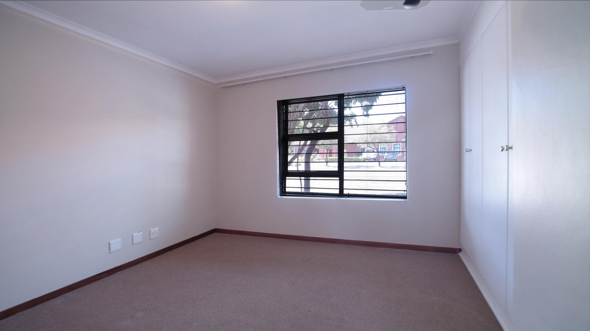 Main Bedroom - 19 square meters of property in Silver Lakes Golf Estate
