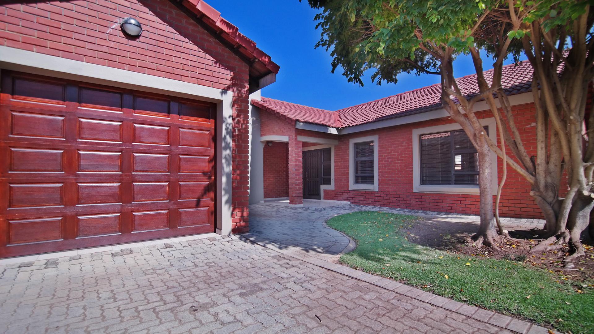 Front View of property in Silver Lakes Golf Estate